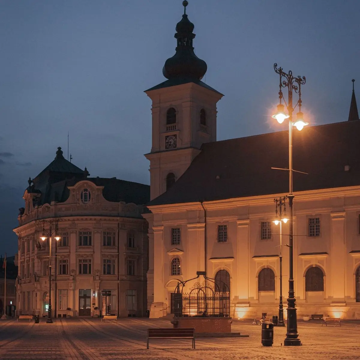 Clădiri vechi din centrul Sibiului, luminate seara
